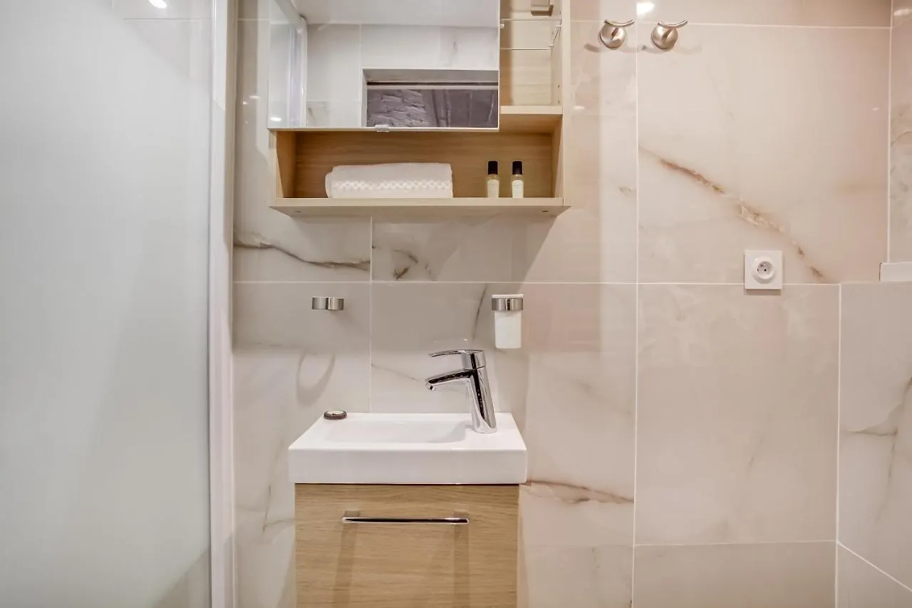 Tiny Duplex With Sauna In The 11 Appartement